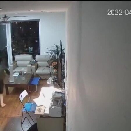 Nam sinh nhay lau tang 28 vì sức ép học tập quá lớn