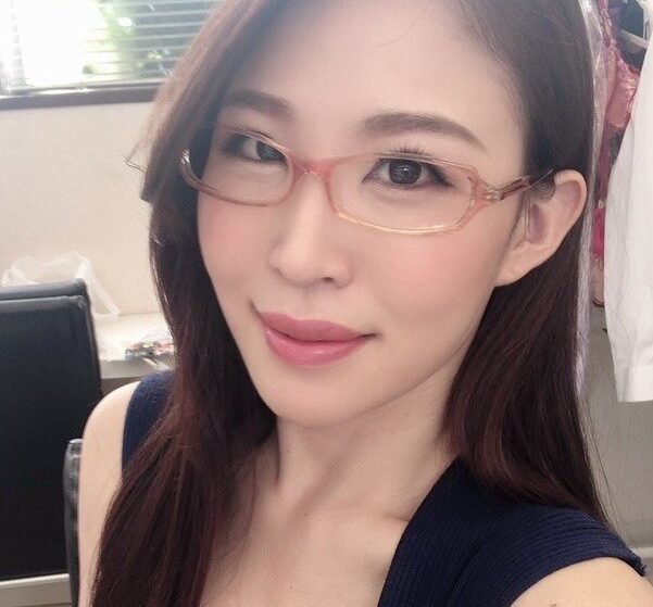 Touka Rinne là ai? Tiểu sử  và sự nghiệp 18+ của nữ idol