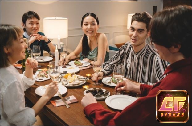 Mơ ăn uống cùng bạn bè là điềm lành về công việc 