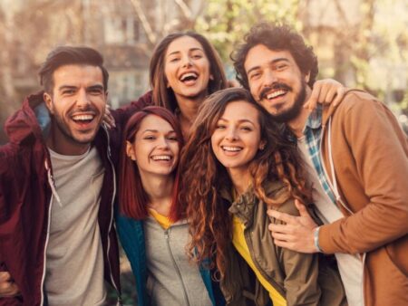 Giải mã giấc mơ thấy bạn bè và số đề may mắn liên quan
