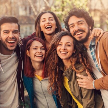 Giải mã giấc mơ thấy bạn bè và số đề may mắn liên quan