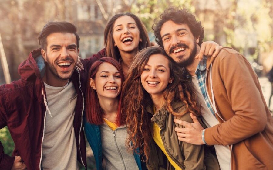 Giải mã giấc mơ thấy bạn bè và số đề may mắn liên quan