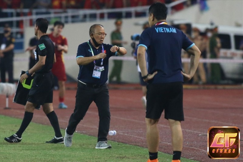 Huấn luyện viên chỉ đạo bên đường pitch với chiến thuật ảnh hưởng kết quả