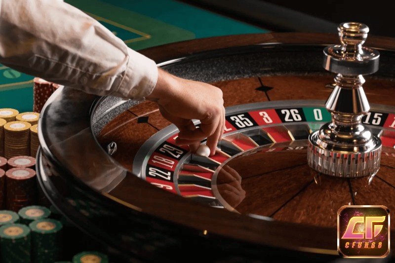 Dealer quay bánh xe roulette và thả viên bi xác định kết quả