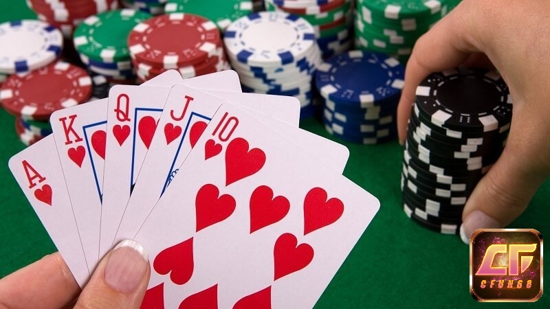 Thùng phá sảnh poker hình thành, từ năm lá liên tiếp cùng chất, kết hợp hoàn hảo giữa sức mạnh sảnh và thùng