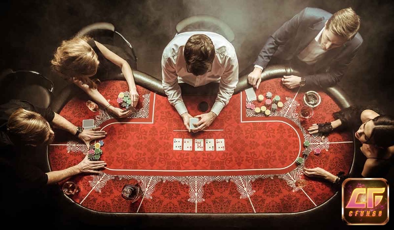 Người chơi ở vị trí giữa trong poker có lợi thế cân bằng, vừa quan sát được hành động từ vị trí đầu, vừa chuẩn bị ứng phó với vị trí cuối