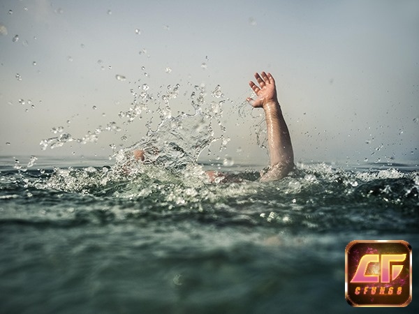 Giấc mơ thấy người khác rơi xuống nước thể hiện cho sự quan tâm của bạn đến những người xung quanh