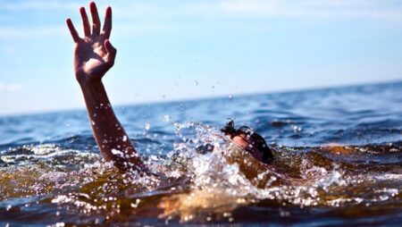 Mơ thấy rơi xuống nước đánh con gì? Điềm báo là gì?