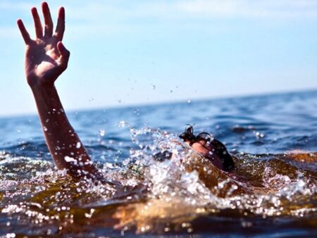 Mơ thấy rơi xuống nước đánh con gì? Điềm báo là gì?