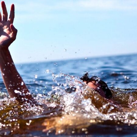 Mơ thấy rơi xuống nước đánh con gì? Điềm báo là gì?