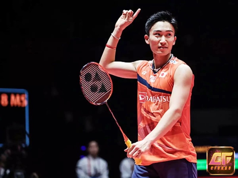Kento Momota thi đấu với lối đánh kiểm soát trên sân cầu lông