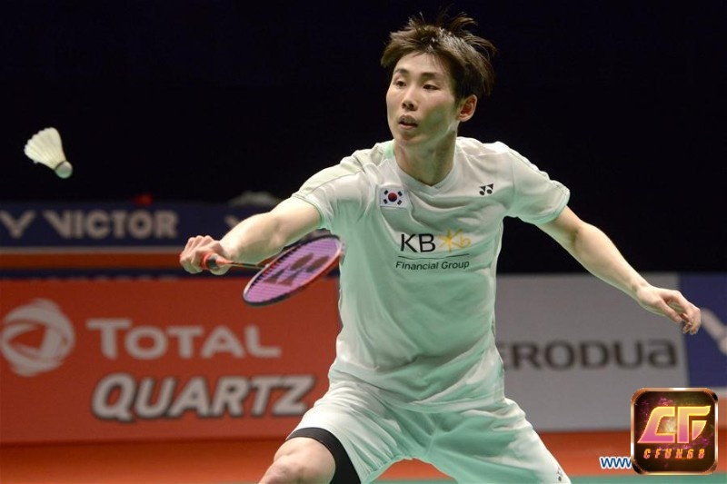 Son Wan Ho phòng thủ bền bỉ trong một pha cầu kéo dài