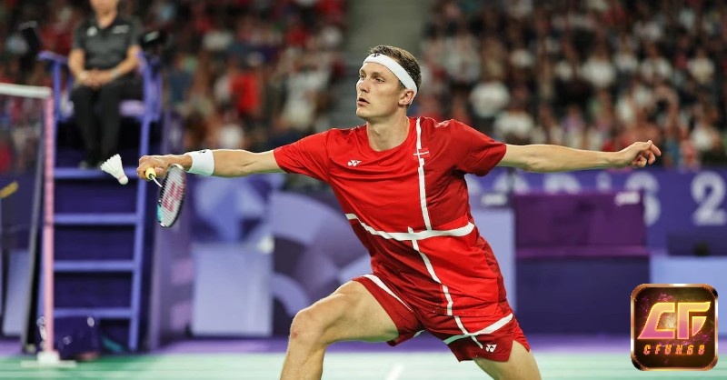 Viktor Axelsen tung cú đập cầu mạnh trong trận đấu quốc tế
