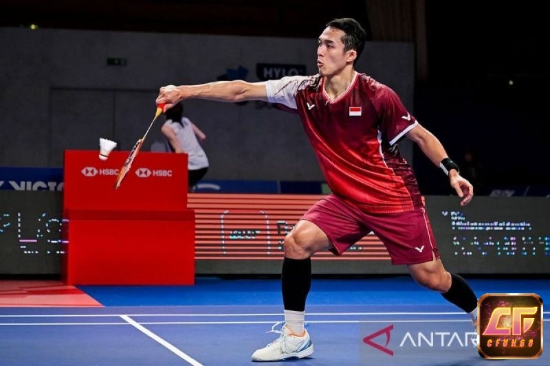 Jonatan Christie thi đấu cầu lông trong trận cầu quan trọng