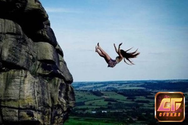 Giấc mơ thấy bị thương do ngã từ trên cao là điềm báo cho sự mất cân bằng trong cuộc sống của bạn