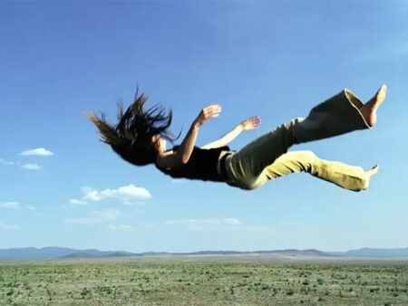 Mơ thấy ngã cao số mấy? Giải mã điềm báo & con số may mắn